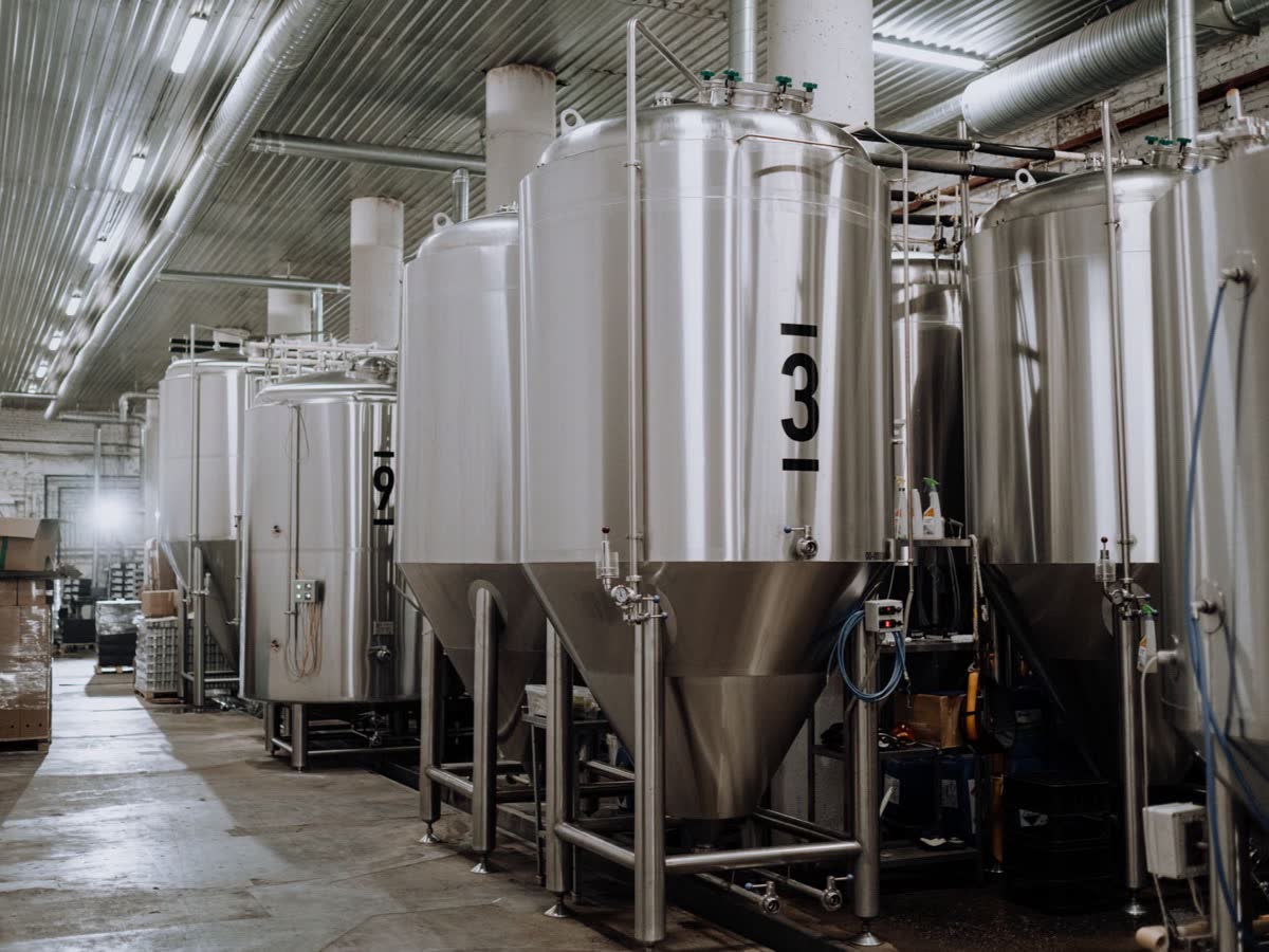 Tanques de aço inoxidável em planta de alimentos e bebidas
